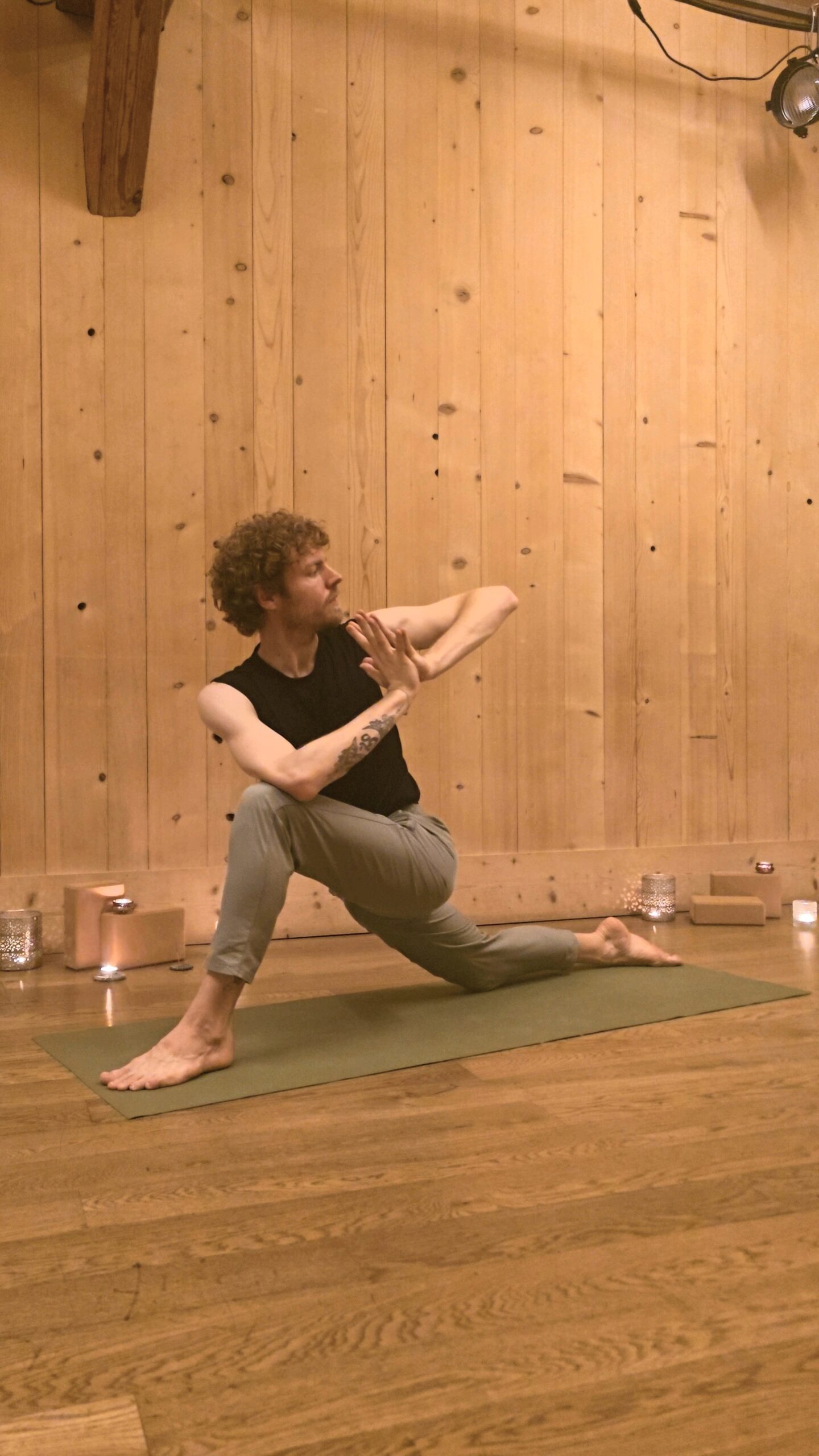 Gedrehter Ausfallschritt Variation 4 – Anjali Mudra