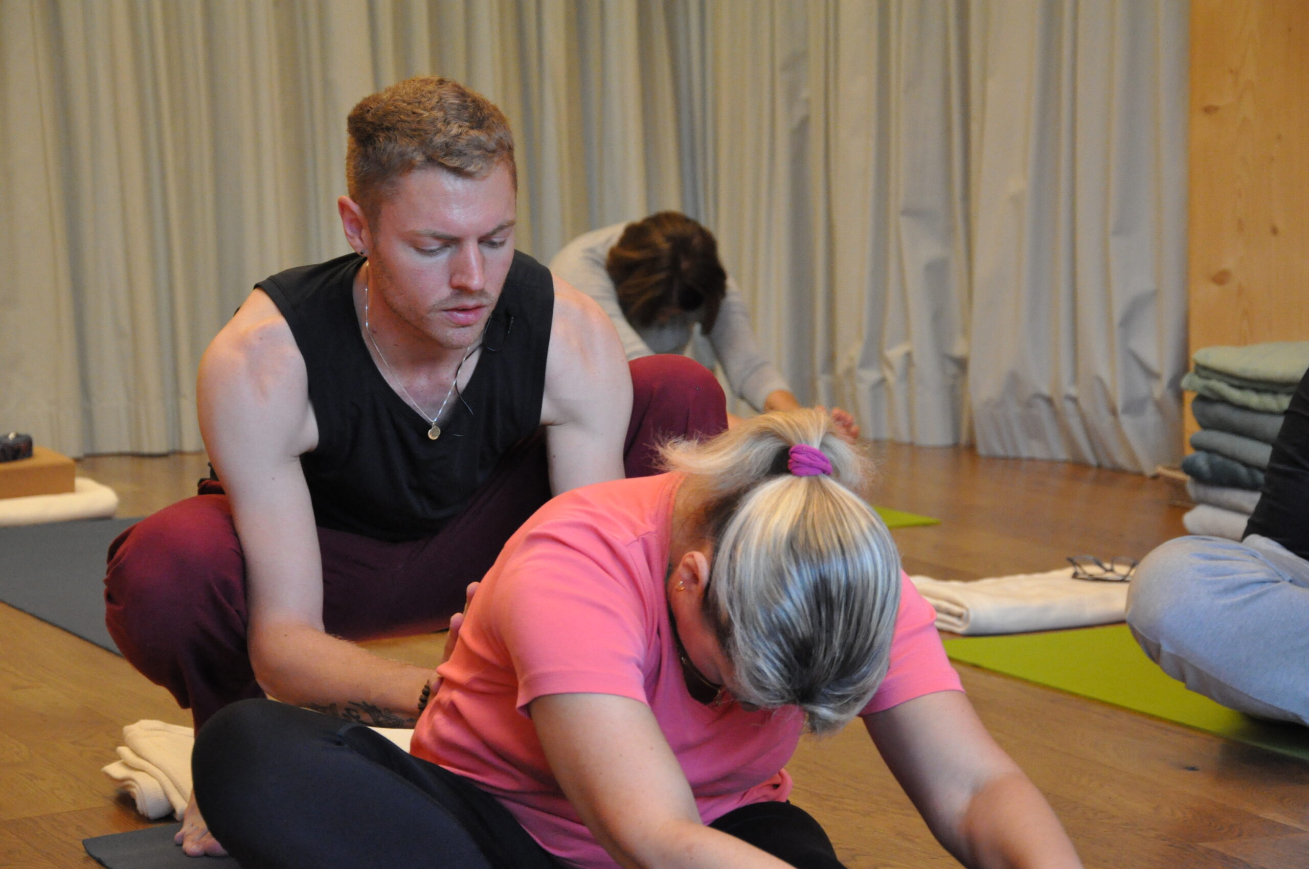 Pascal Mühlebach Yoga Kloten – Gruppenklasse im Hegnerhof